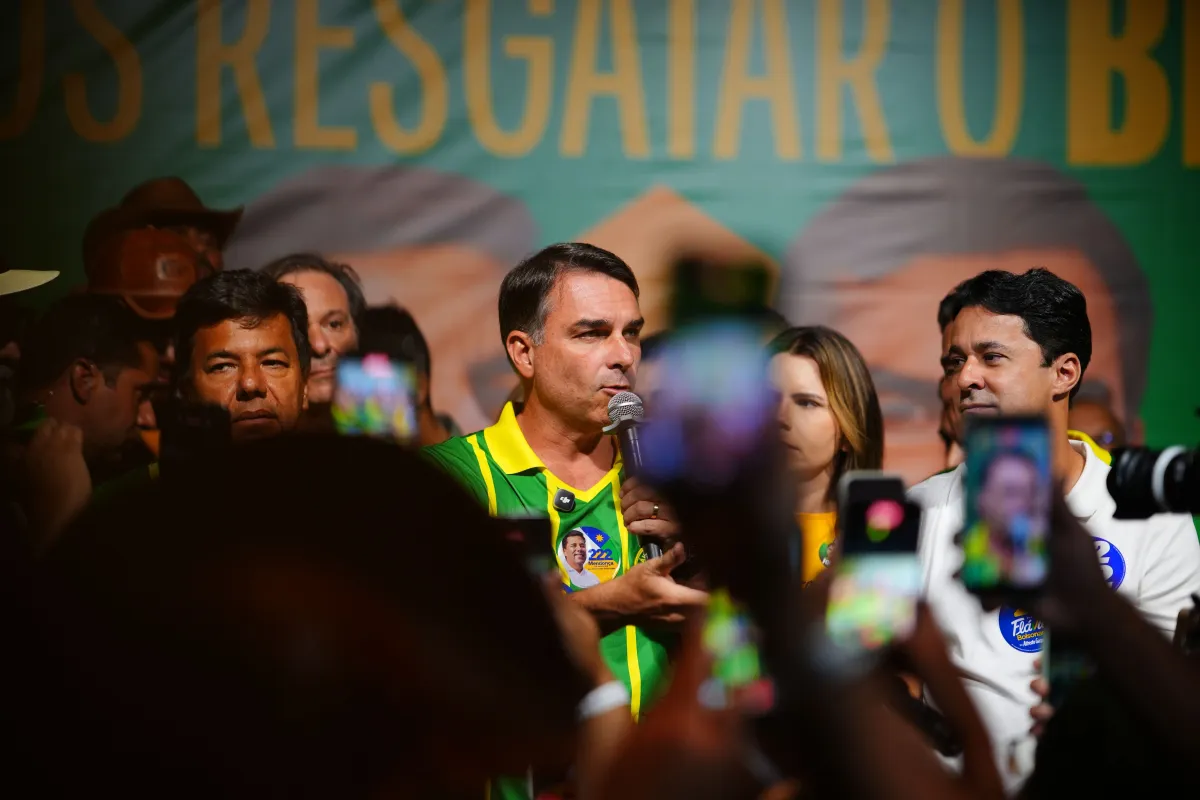 Flávio Bolsonaro acusa Lula de afundar o Brasil e diz que presidente está desesperado